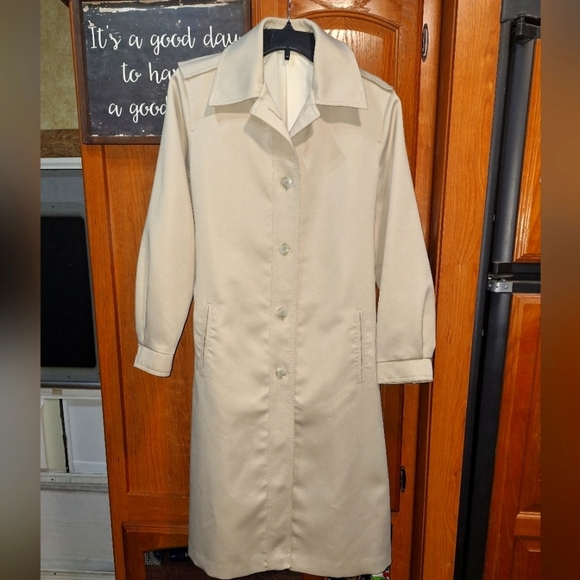 A London Fog ladie's trench coat in a size 10R. Pre-loved in good condition. - Picture 1 of 7
